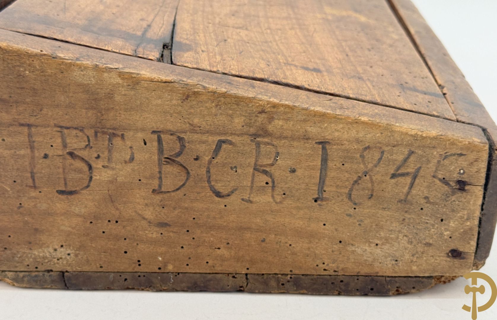 Lot folklore w.o. antieke gemerkte (IBT BCR) houten muurdoos 1845, karner zonder stok, antieke houten veldfles (gourde) 19e + houten sculptuurtje