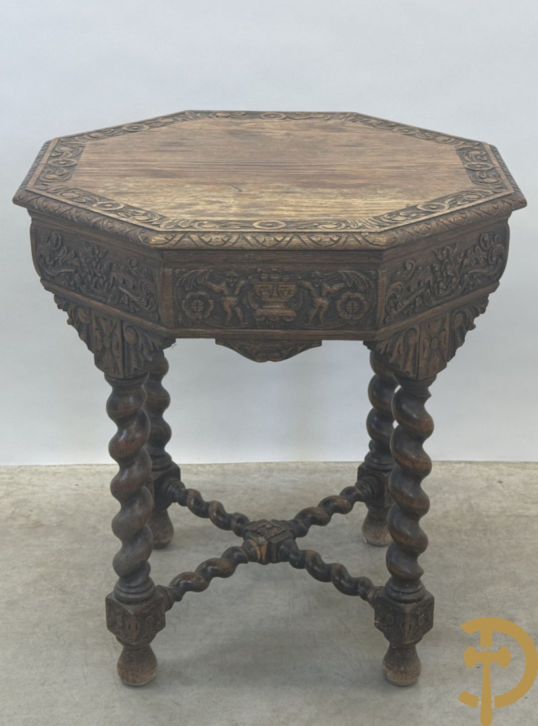 Massieve eiken tafel met achthoekig blad en sculptuur van bloementakken en accanthusranken - op 4 getorste poten