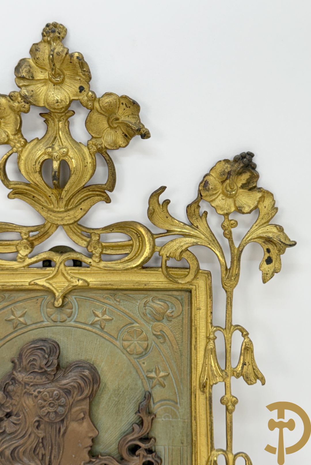 Paar vuurvergulde bronzen basreliefs met elegante dames en Jugendstil motieven