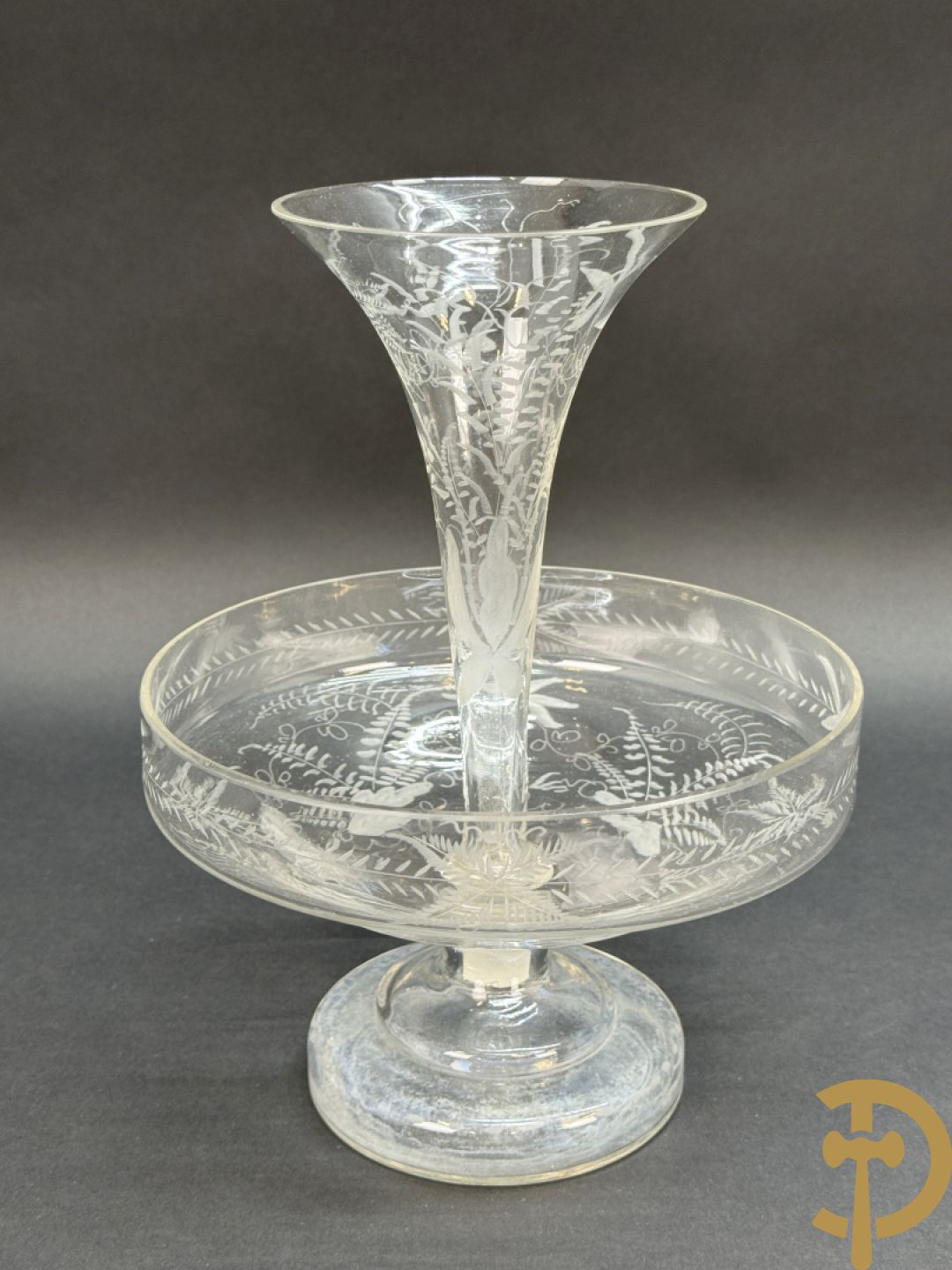 Handgeslepen flessenhouder met dubbel decor van wapenschild en geëtst bloemendecor, gedateerd 1751 + schenkkan met zilveren tuit + 2 coupes + pique fleur + veldfles
