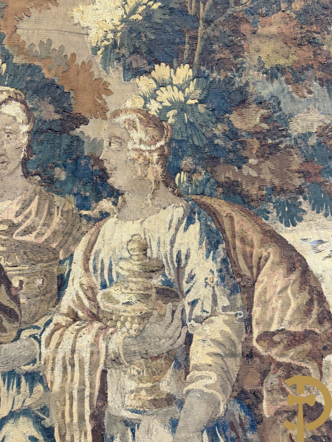 Fragment van wandtapijt met geanimeerde mythologische scène, omgeven door florale omranding, 18e