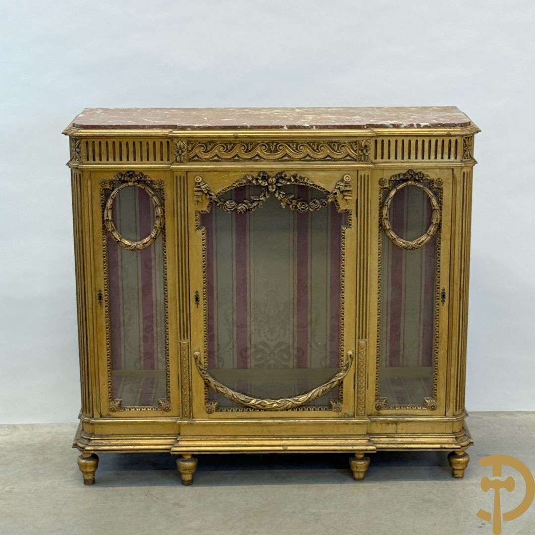 Vergulde Louis XVI vitrine met 3 deuren, cannelures en guirlandes - bovenaan met marmeren blad