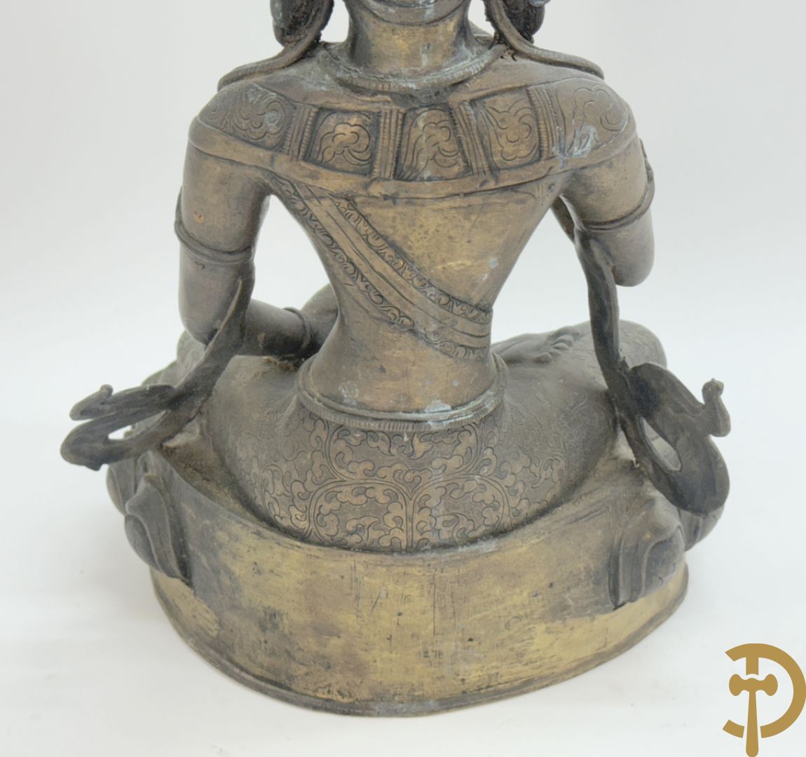 Bronzen neergezeten Boedha