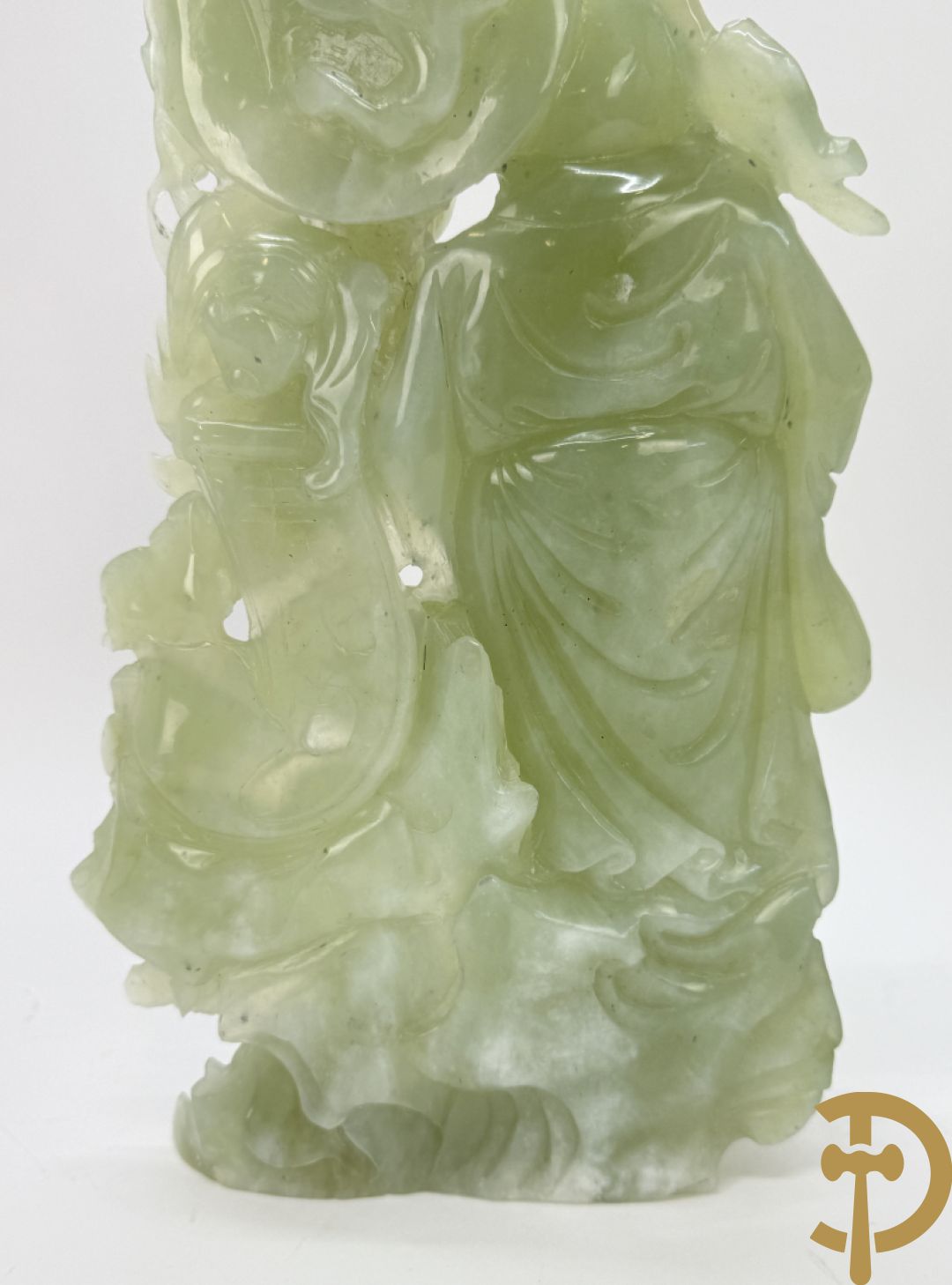Jadeiet sculptuur van boedhistisch figuur + jadeiet wijsgeer met perziken + geisha in jadeiet