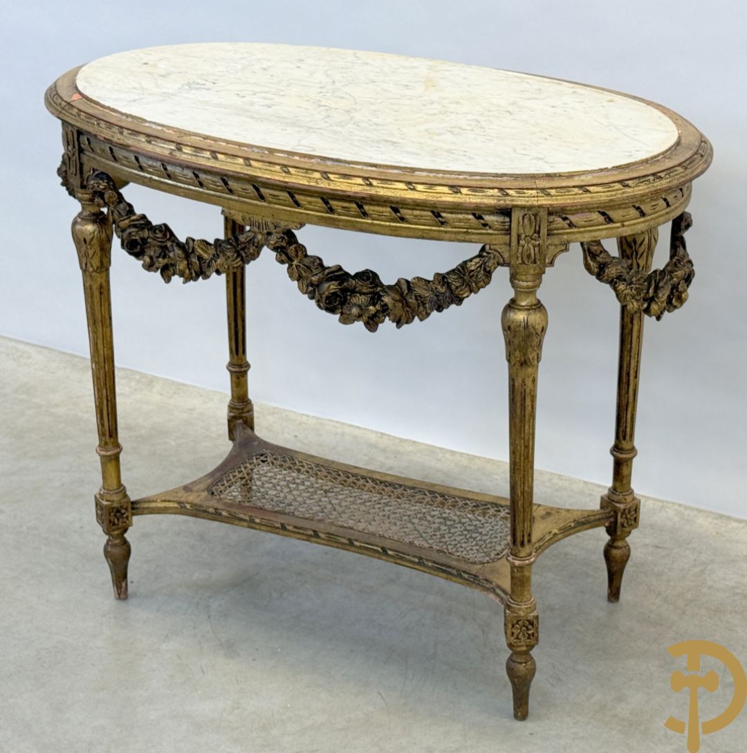 Ovale vergulde bijzettafel, Louis XVI stijl, met bloemenguirlandes, canage en marmeren blad