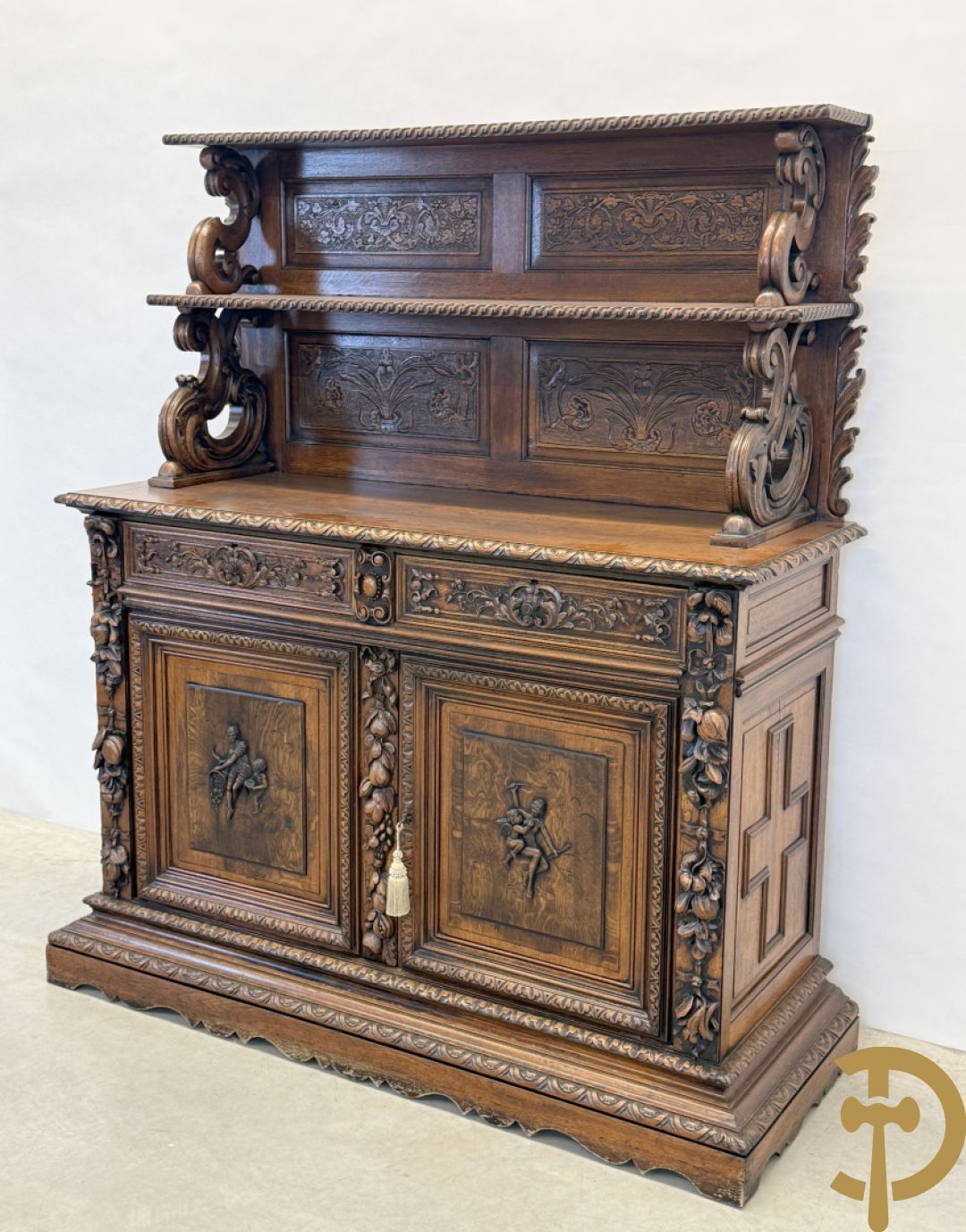 Massief eiken Neo Renaissance vaiselier met sculptuur van fruit en accanthusranken, 19e