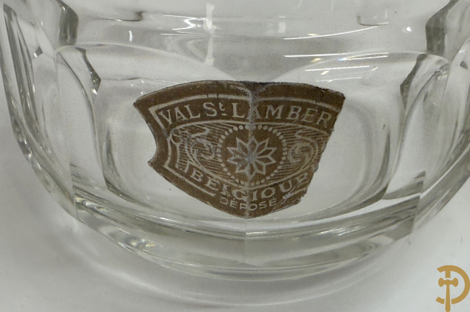 Mooi lot gekleurd Val Saint Lambert kristal bestaande uit 4 vazen, parfumstel (2 ledig), geslepen glas, coupe, onderzetters en 3 asbakken (14 stuks in het totaal)