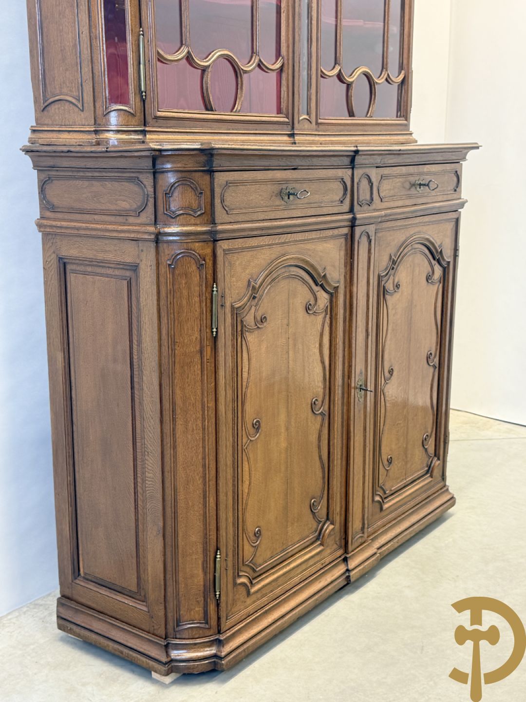 Massief eiken Luikse vitrinekast, boven met 2 beglaasde deuren en gebogen kop, Louis XV stijl, 18e