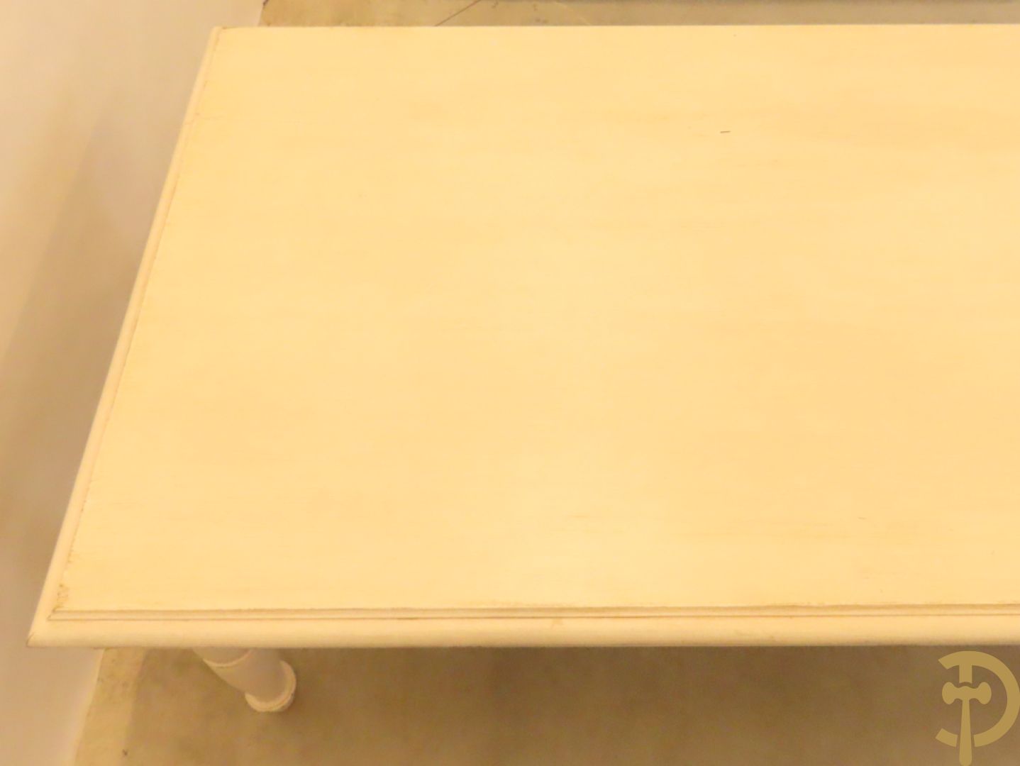 Wit geceruseerde rechthoekige tafel op ballusterpoten + 6 wit gecapitoneerde armstoelen