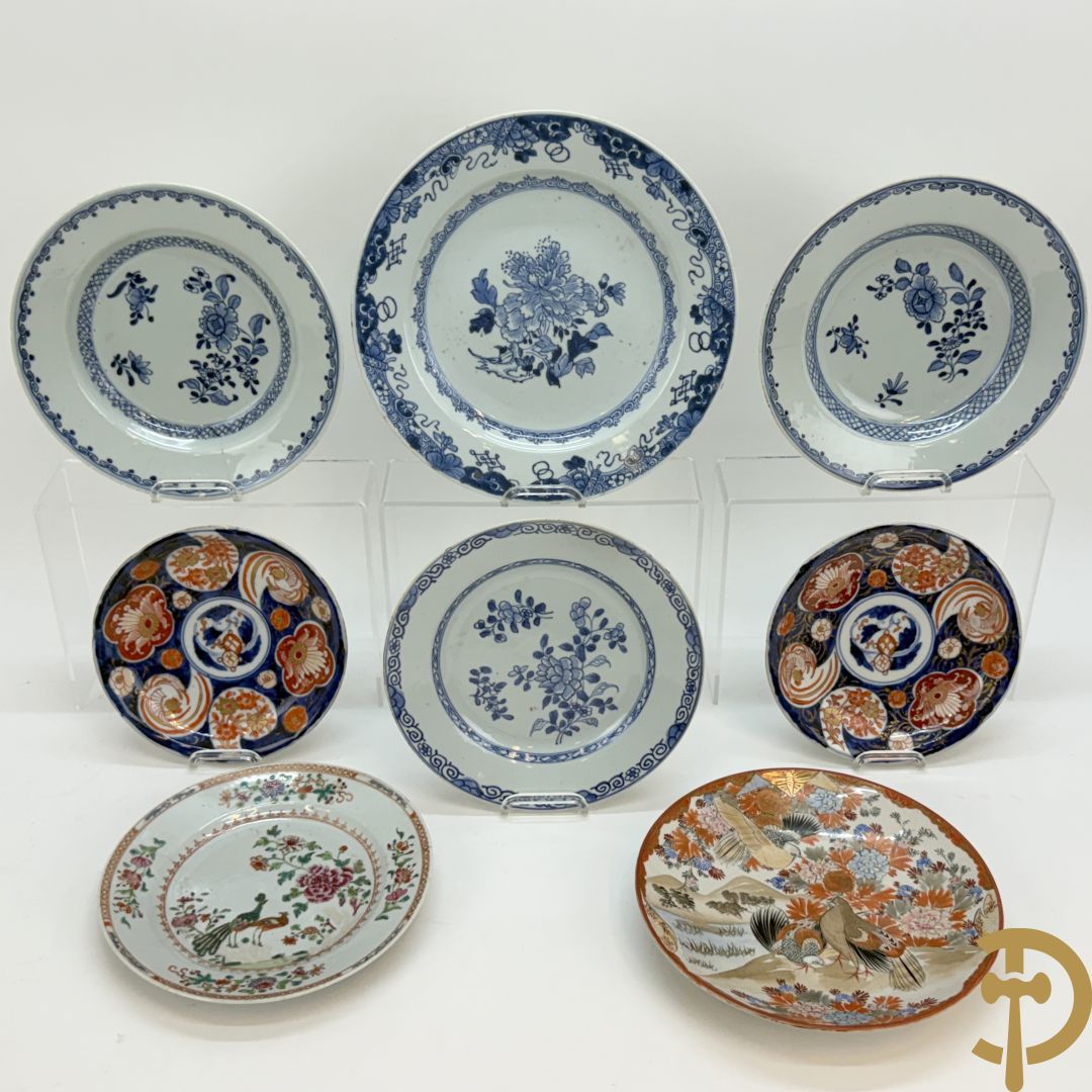Vijf Chinese porseleinen bordjes met bloemendecor + 3 Japanse bordjes