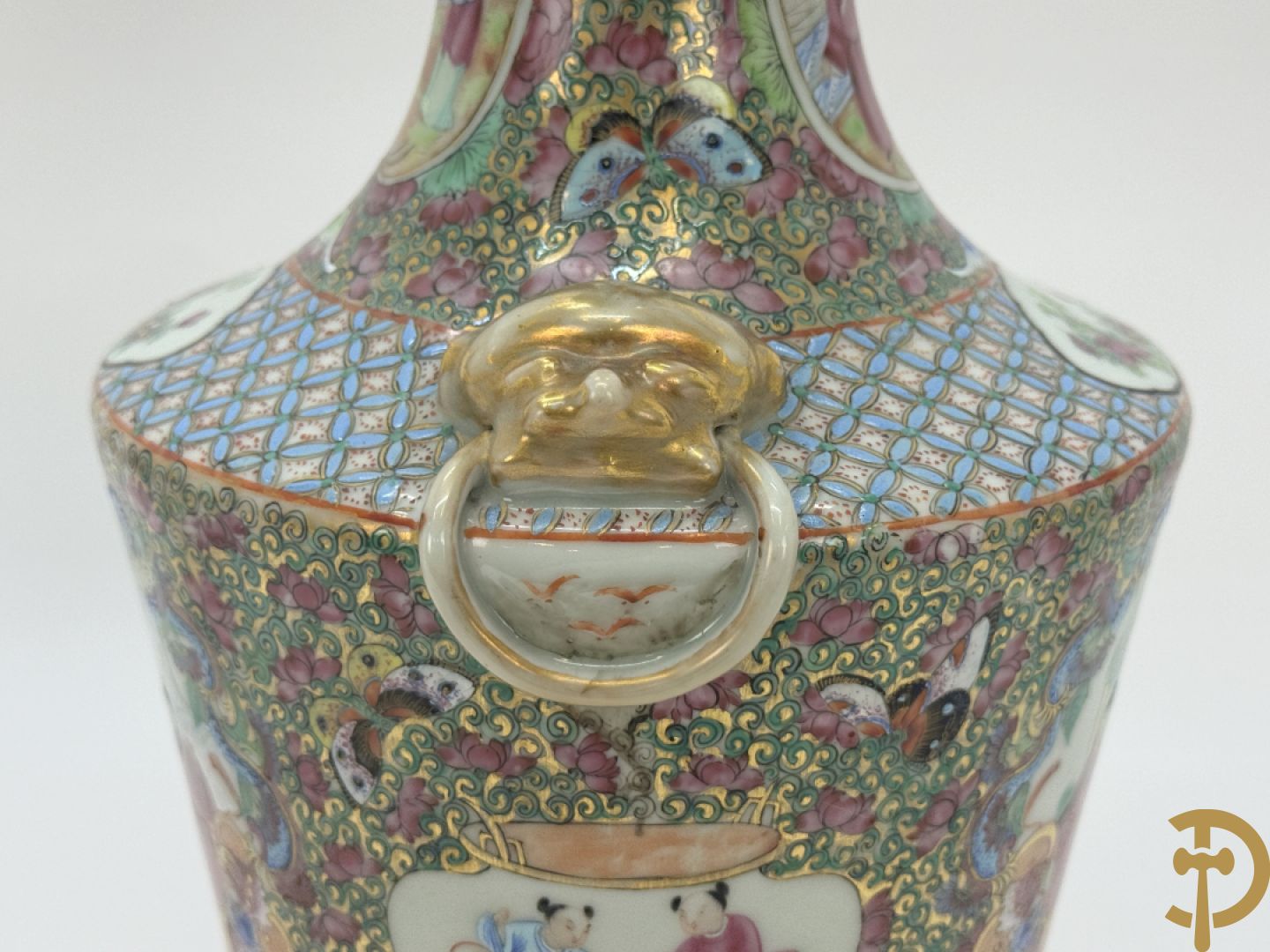 Paar Chinese porseleinen famille rose Kanton vazen met geanimeerd decor en zijdelings met fo honden