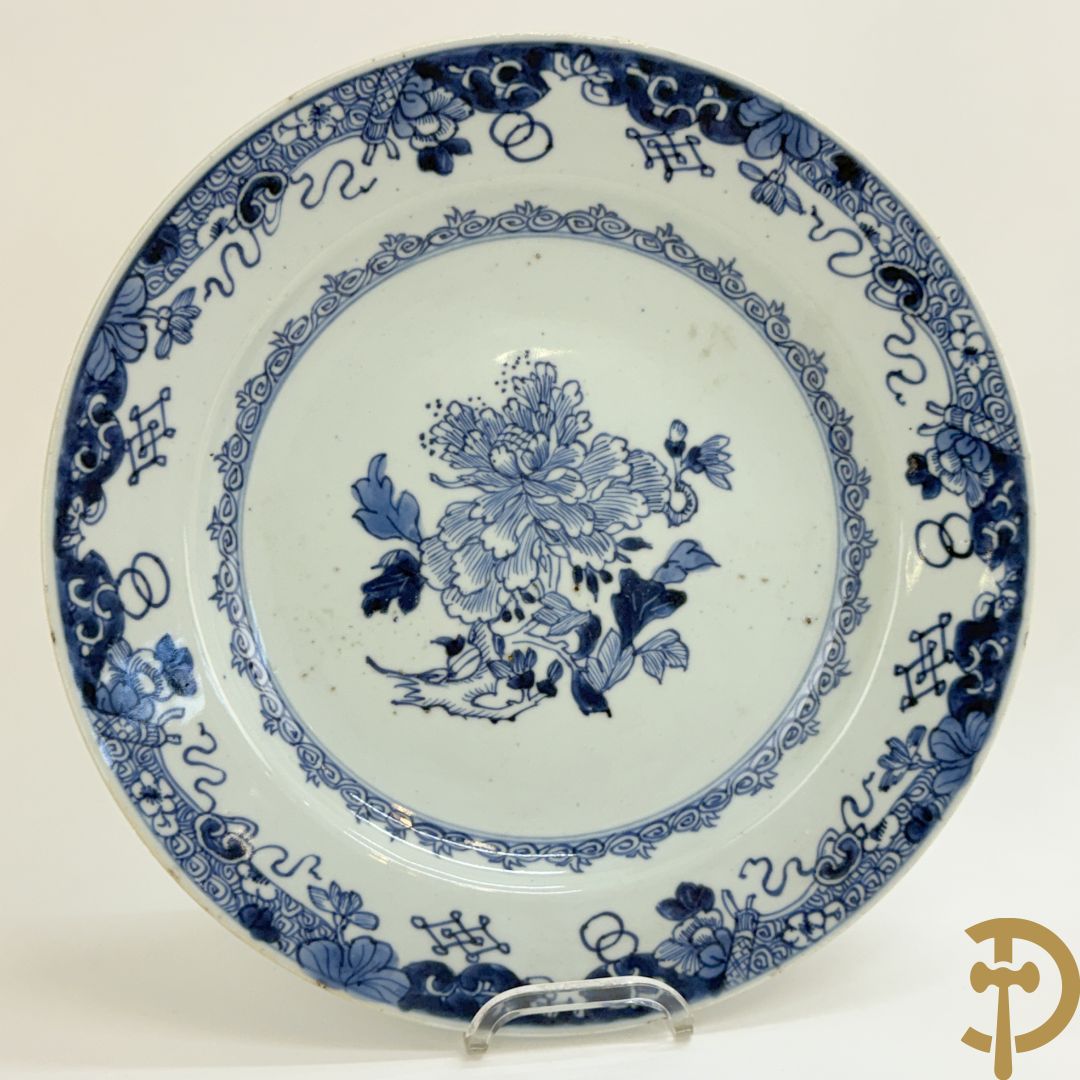 Vijf Chinese porseleinen bordjes met bloemendecor + 3 Japanse bordjes