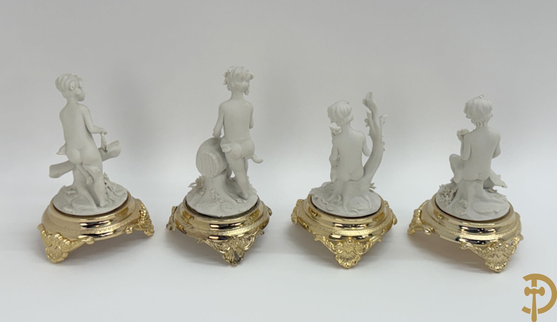 Acht witte en zes gekleurde Italiaanse biscuits met romantische scènes, cupido