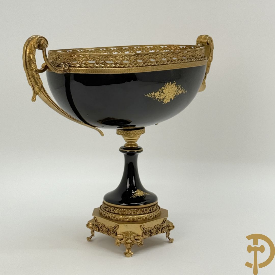 Coupe in kobaltblauw porselein met romantische geanimeerde scène, Rons E. getekend, Limoges France