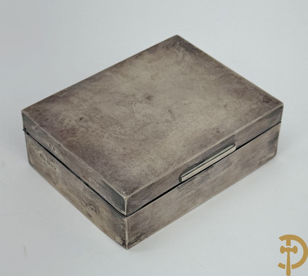 Massief zilveren schaaltjes op 3 pootjes + klein schaaltje Wolfers + flessenhouder  Engels massief zilver + 2 massief zilveren servetringen + zilveren eierdopje + massief zilveren geboortebeker + sigarettenetui gevat in massief zilveren omhulsel + vaasje met zilveren rand