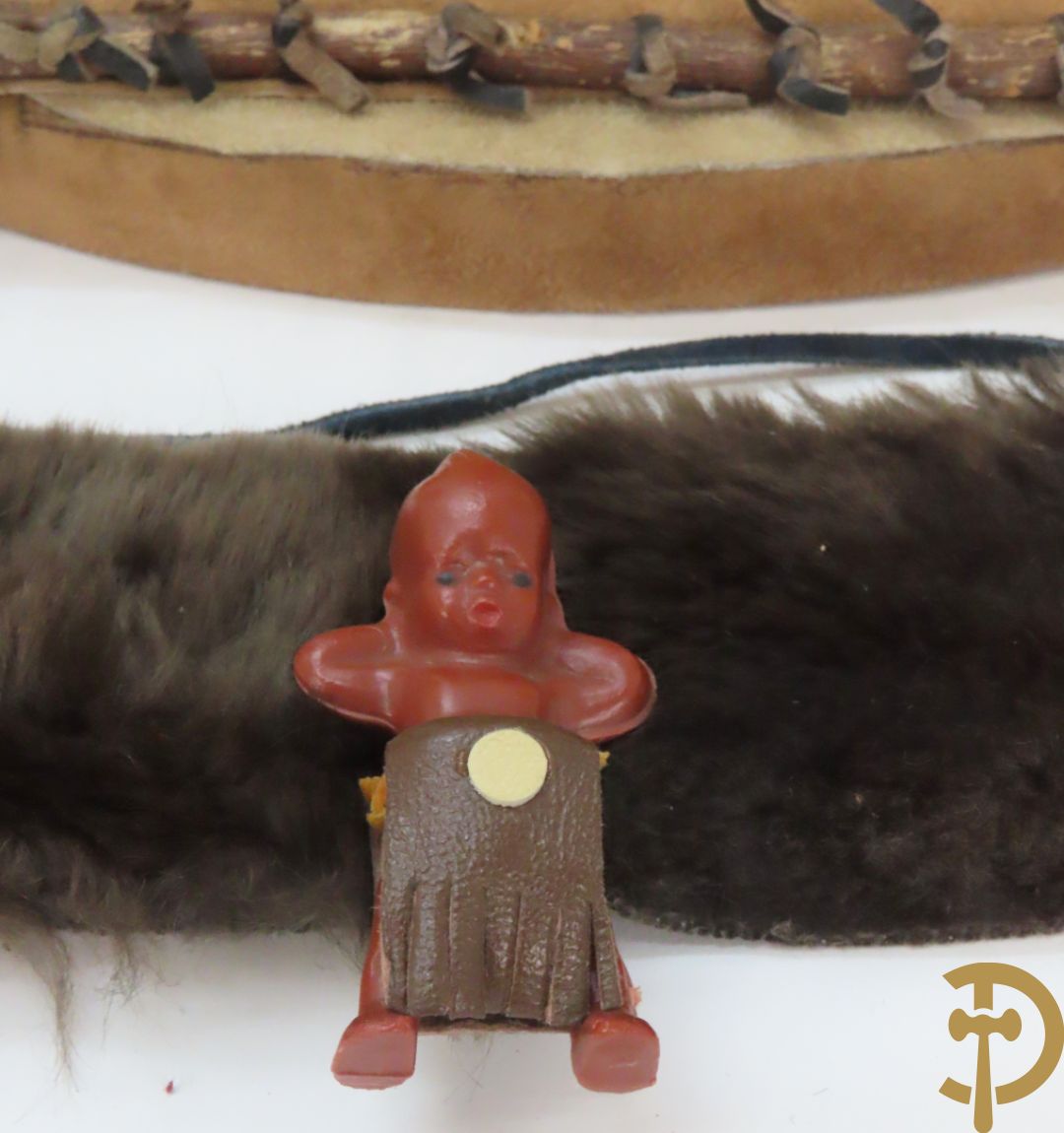 Speelgoed wigwam bezet in leder met 2 Native American figuurtjes, Carlson