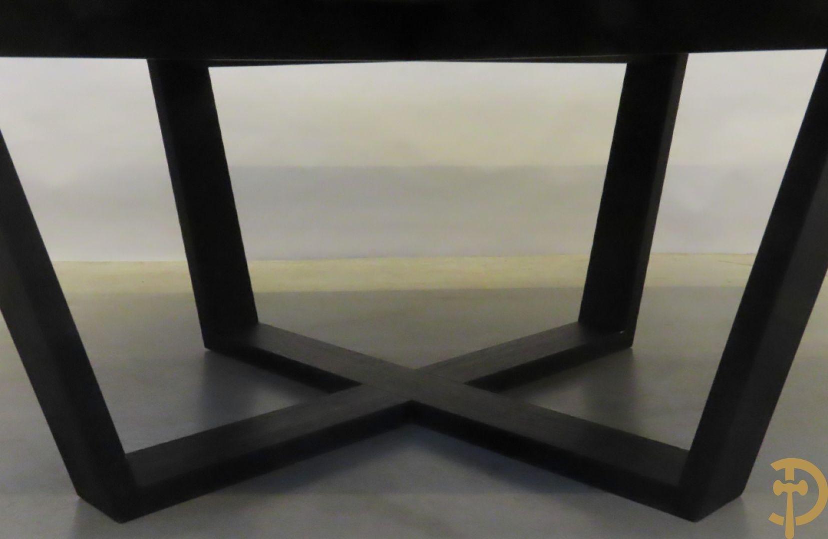 Grote moderne vierkante tafel met zwartgelakt ruitvormig fineer op kruisvormige voet, Maxalto uitgegeven door B & B Italia