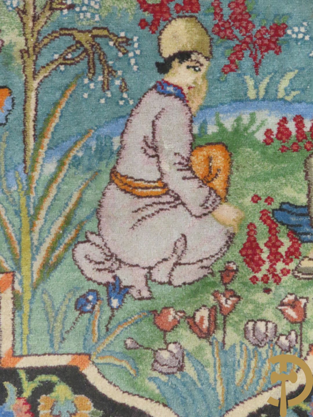 Oosters handgeknoopt tapijt Tabriz met figuratieve voorstelling, centraal met geanimeerde hofscène, omgeven door 4 hoekmedaillons met architecturale afbeeldingen - onderaan en bovenaan getekend
