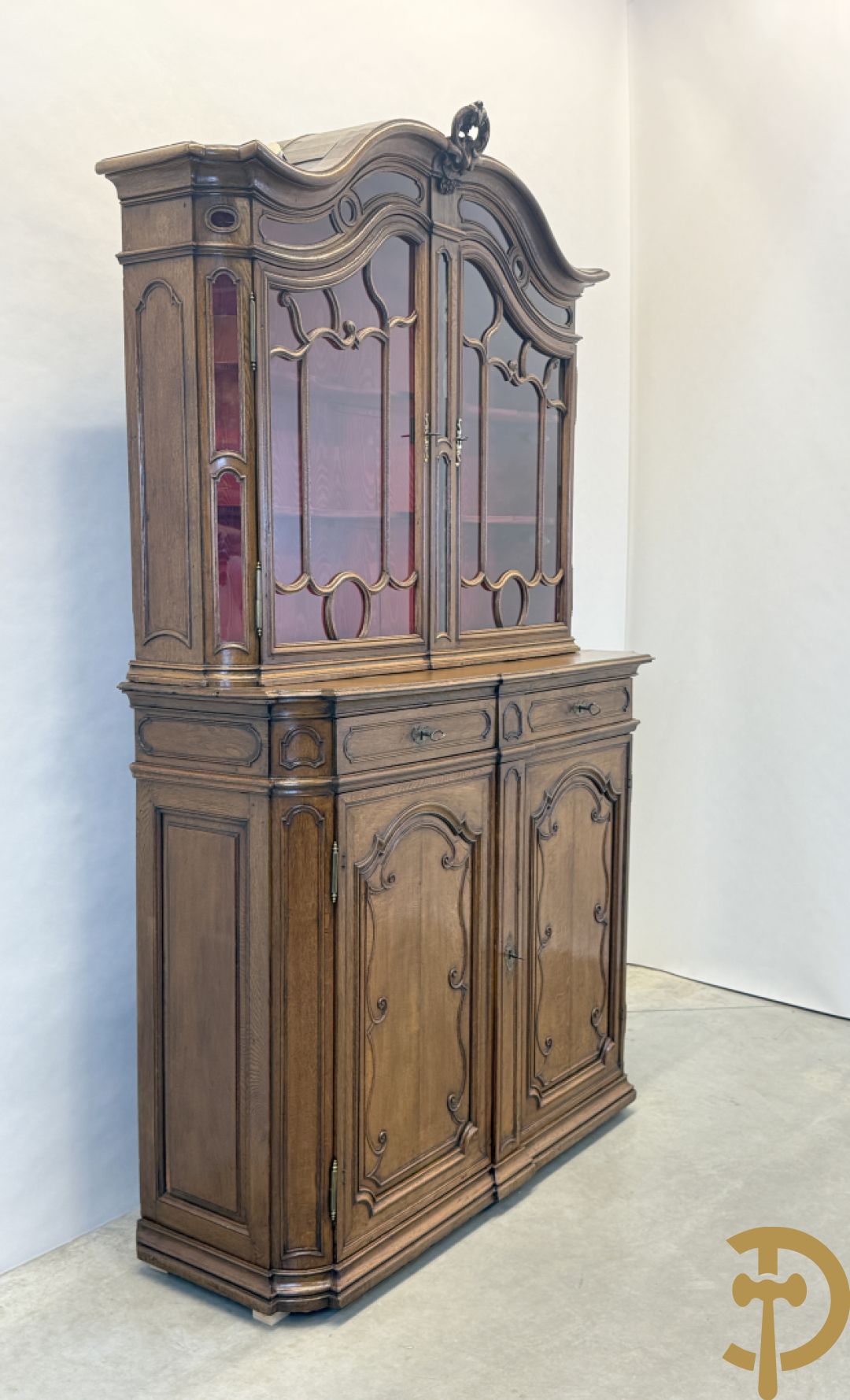 Massief eiken Luikse vitrinekast, boven met 2 beglaasde deuren en gebogen kop, Louis XV stijl, 18e