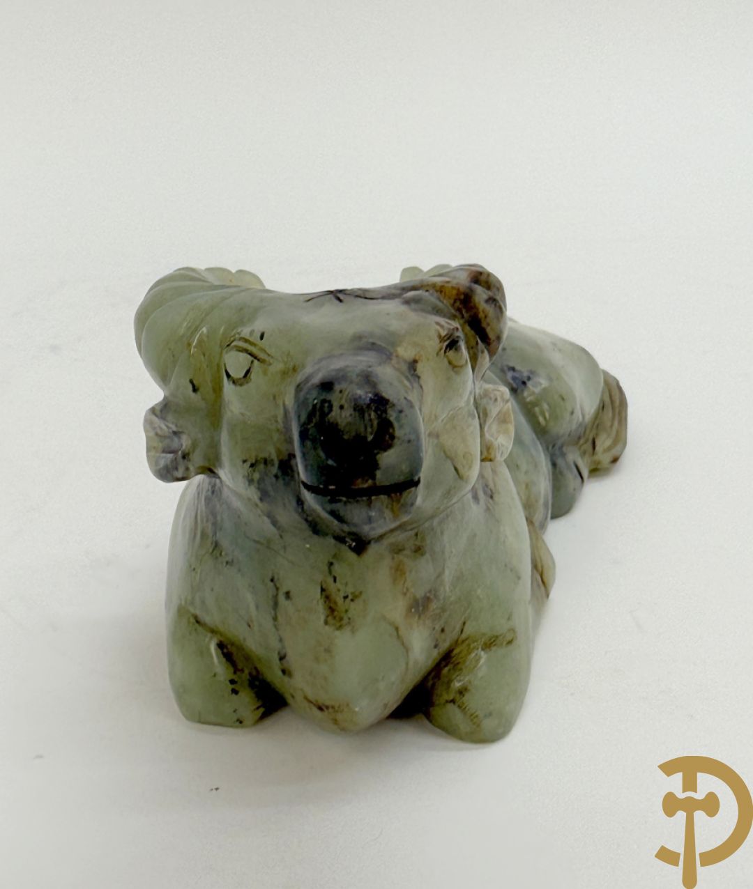 Drie Chinese handgestoken sculpturen van rammen en gevleugelde fo hond en in speksteen en jadeiet