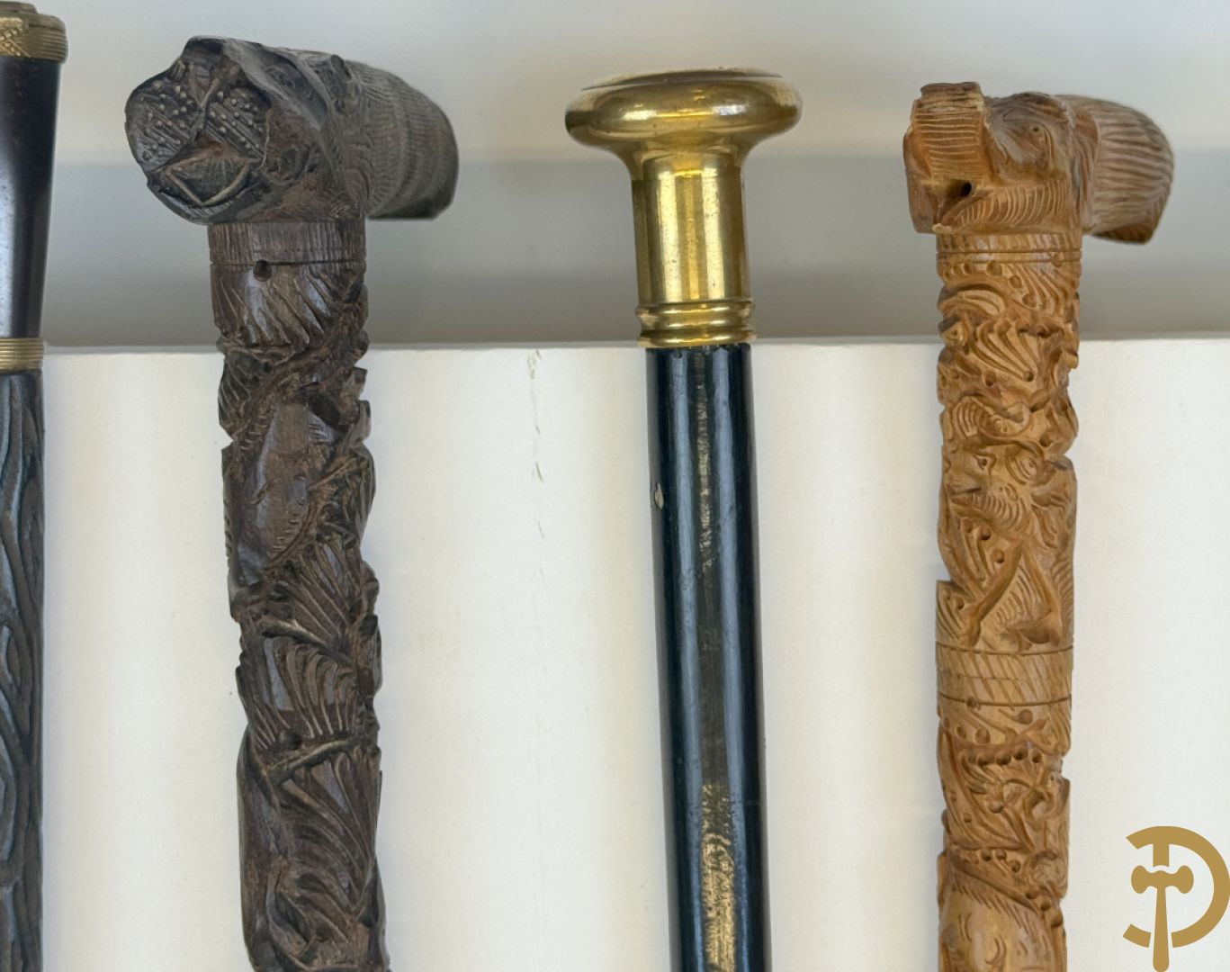 Zeven wandelstokken waaronder 2 met munten, hondenkop, gesculpteerde
