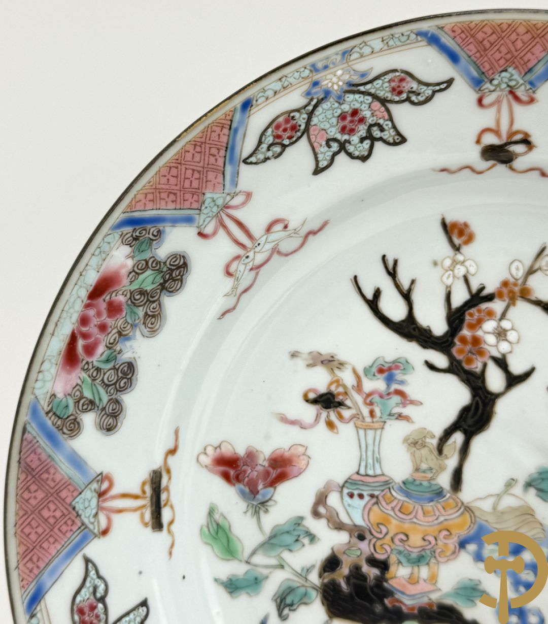 Chinese porseleinen ballustervormige vaas, King Long  + 2 porseleinen bordjes met bloemendecor + 2 bordjes met vazen- en bloemendecor + kopje en schoteltje Imari + dekselpotiche met vogel en bloemendecor