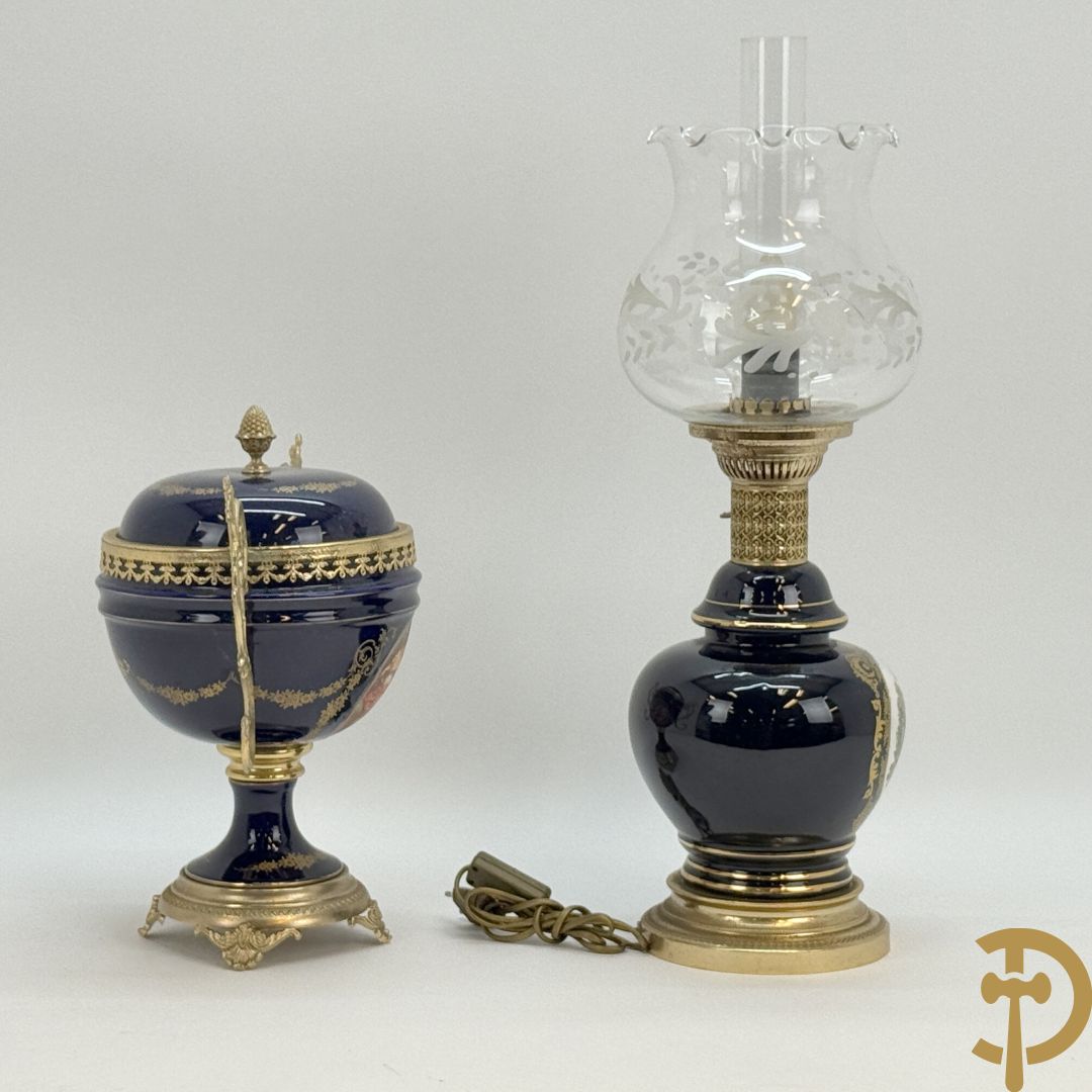 Sèvres stijl dekselpotiche met koperen ornamenten en romantisch decor + lampadaire in Sèvres stijl met romantisch decor