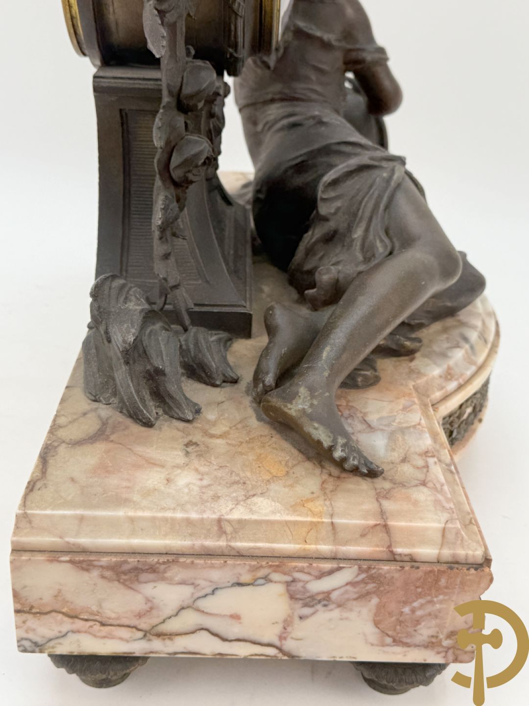 Driedelige kunstbronzen garnituur bestaande uit klok met liggende dame met amfoor op marmeren basis, geflankeerd door paar cassolettes met cupido