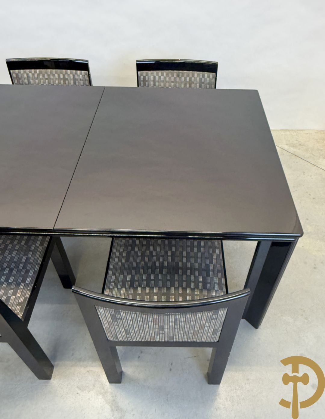 Zwartgelakte uittrekbare vintage designtafel met 4 bijhorende stoelen model 