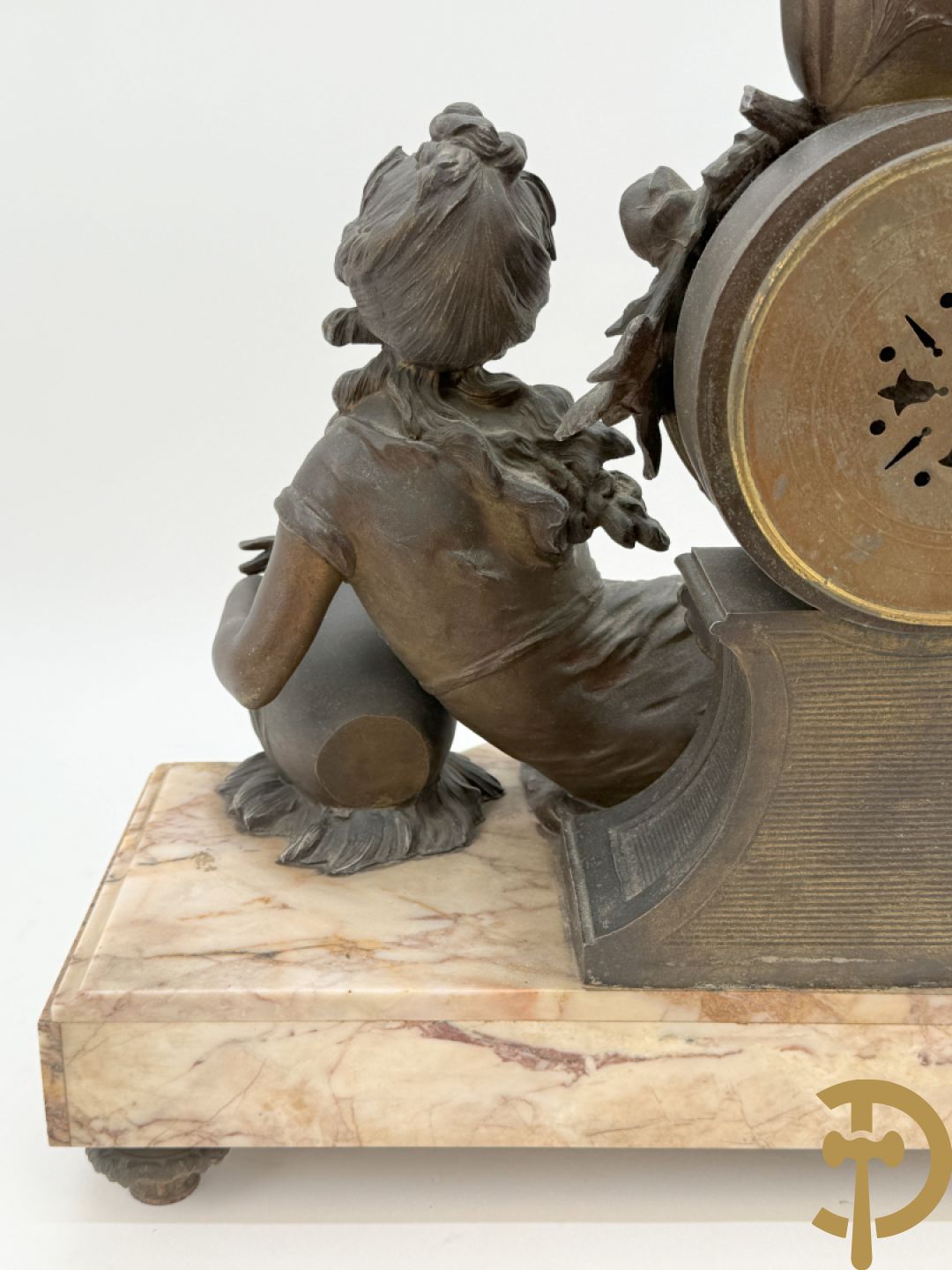 Driedelige kunstbronzen garnituur bestaande uit klok met liggende dame met amfoor op marmeren basis, geflankeerd door paar cassolettes met cupido