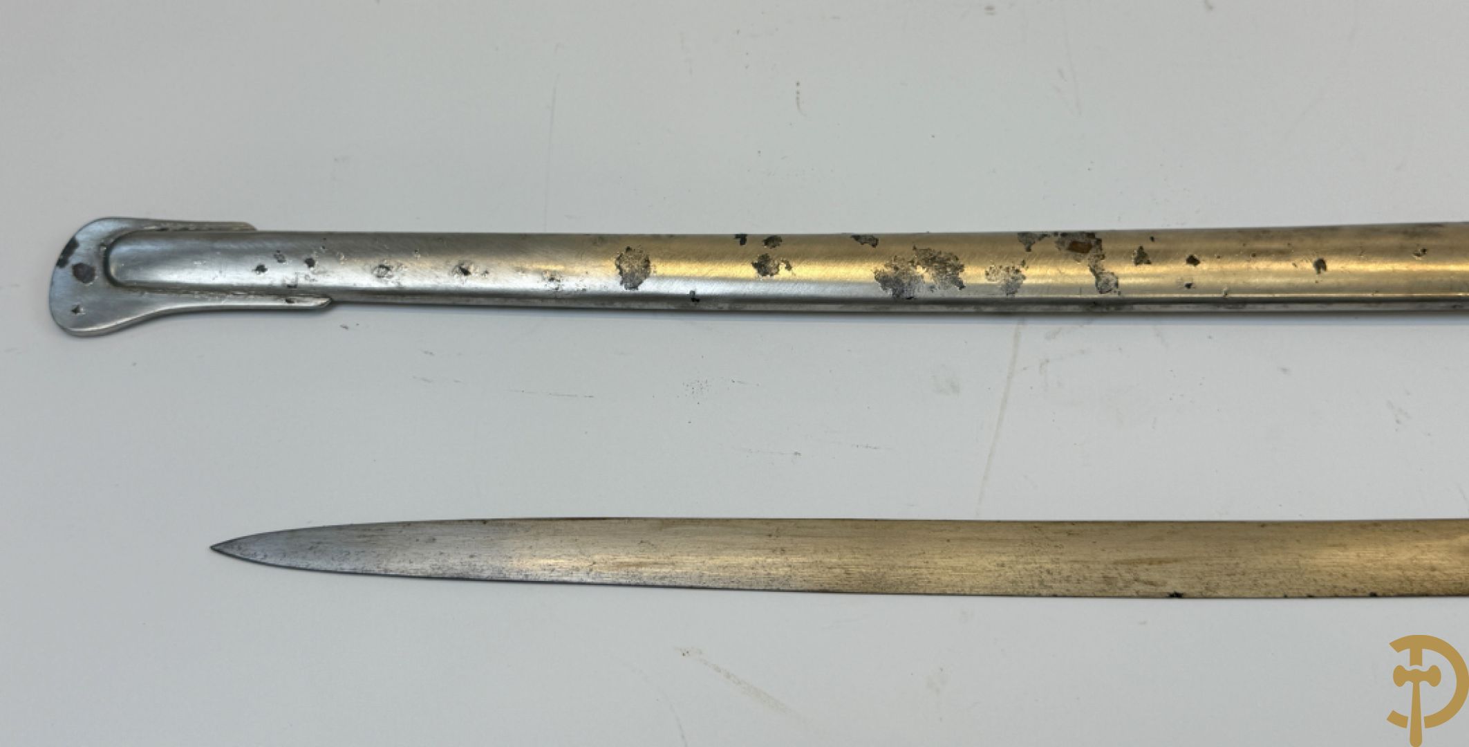 Duitse sabel met leeuwenkop in schede