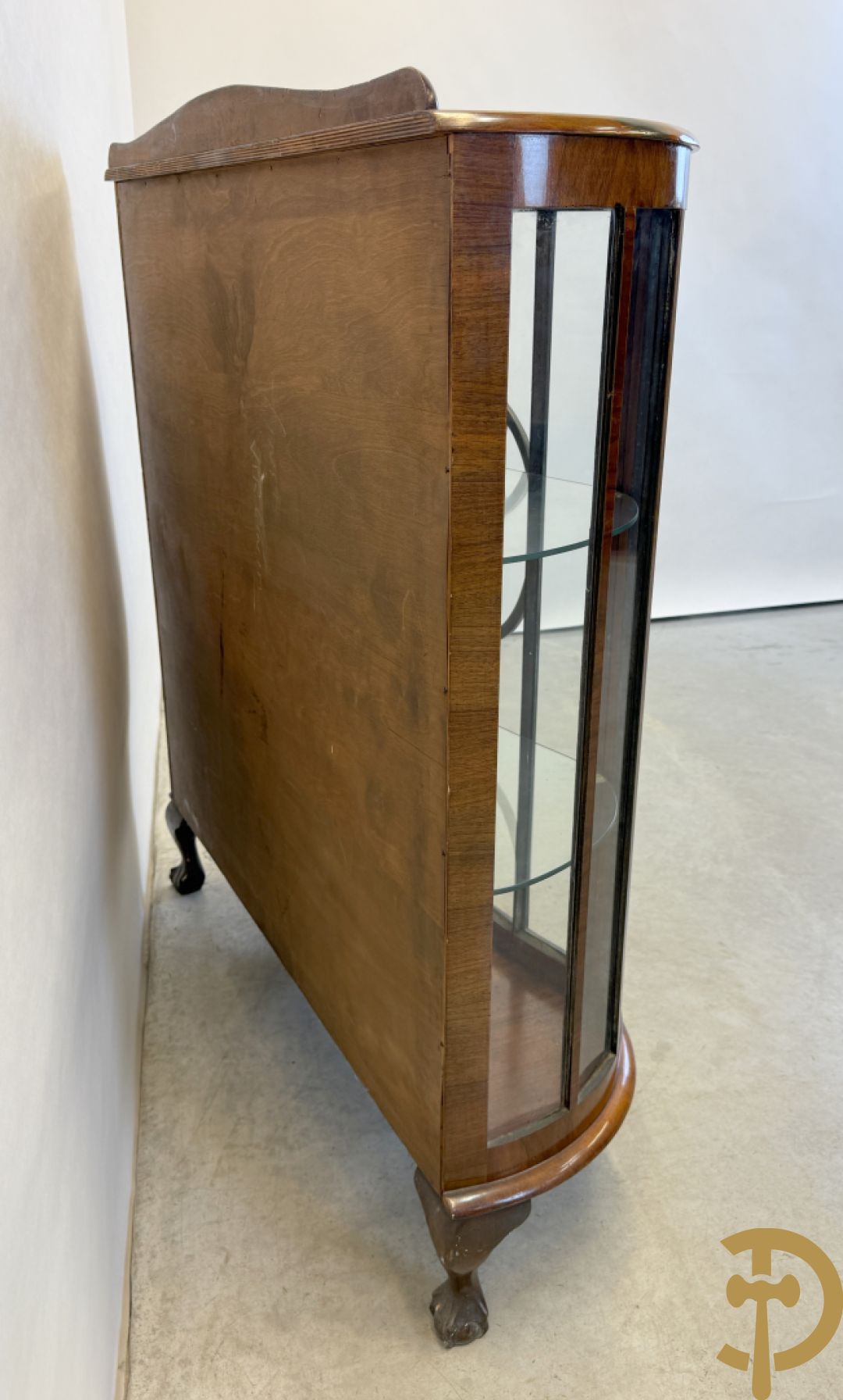 Engelse wortelnotehouten Art Deco vitrine op klauwepoten