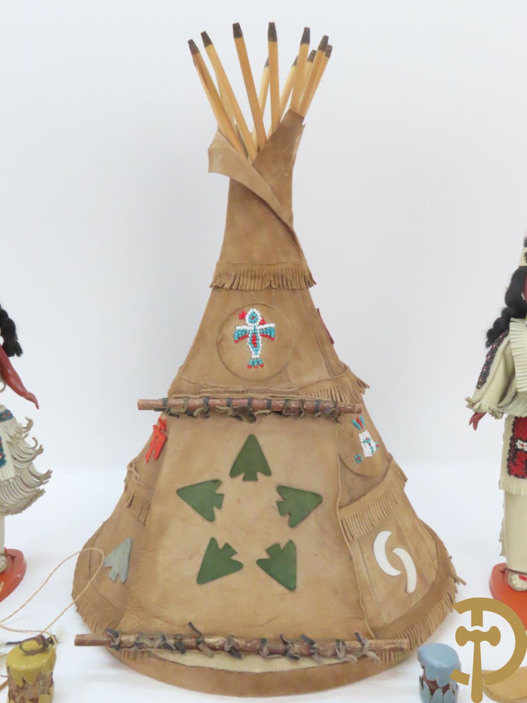 Speelgoed wigwam bezet in leder met 2 Native American figuurtjes, Carlson