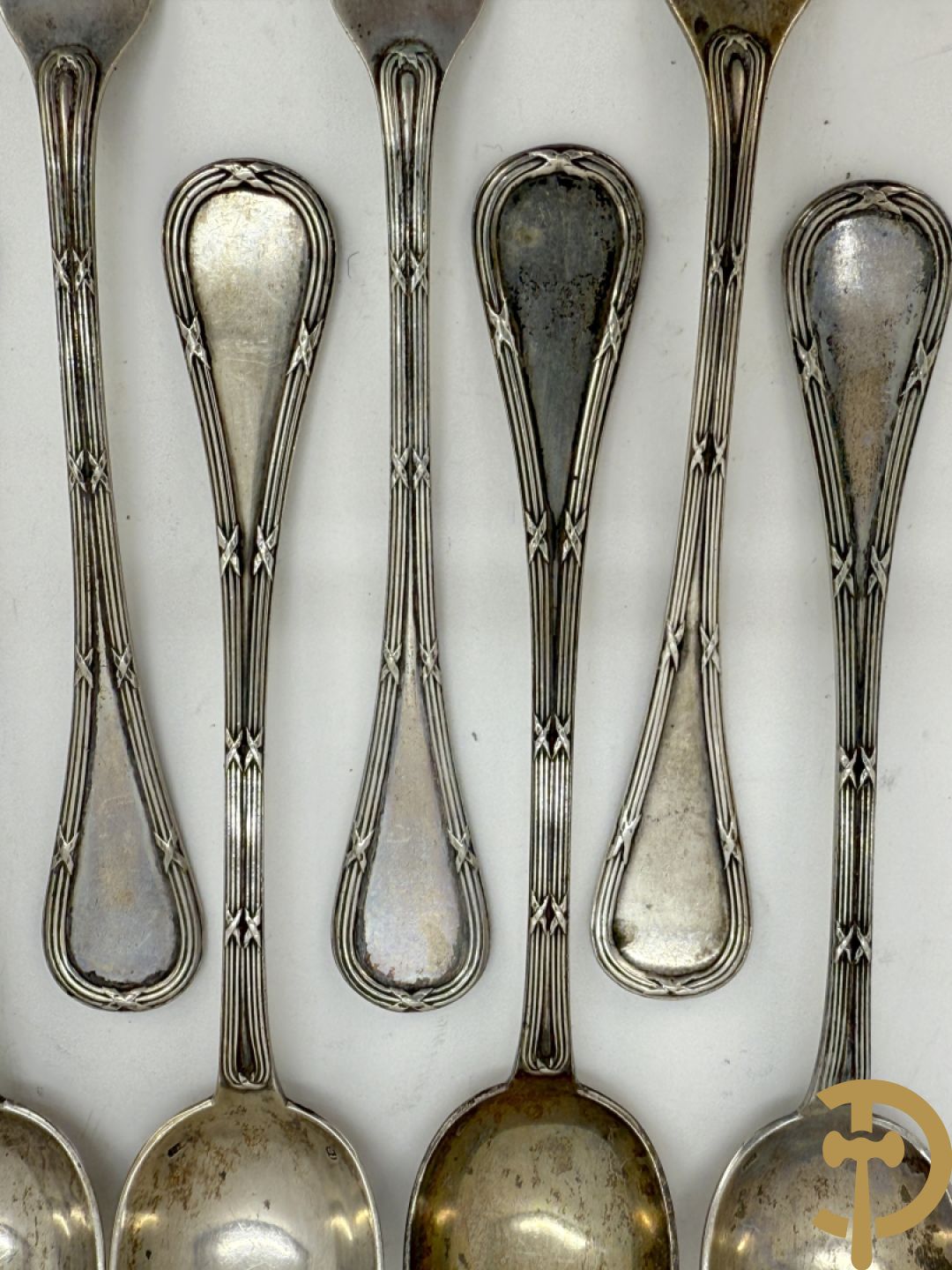 11 massief zilveren kleine lepels en 11 massief zilveren kleine vorken met bandes croisées, Delheid (813 gram) + messen met zilveren heft (na te zien)