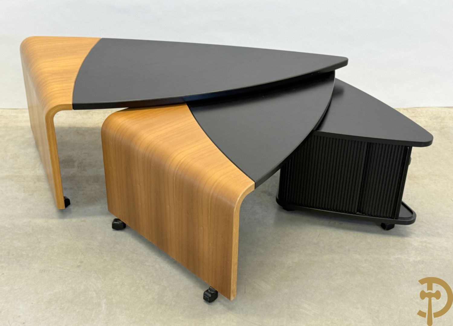 Openschuifbare design tafel - 3 ledig met centraal opbergmeubeltje