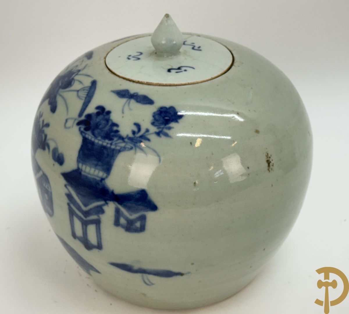 Twee Chinese porseleinen celadonvazen met blauw wit bloemen en vogeldecor + cachepot met vazendecor