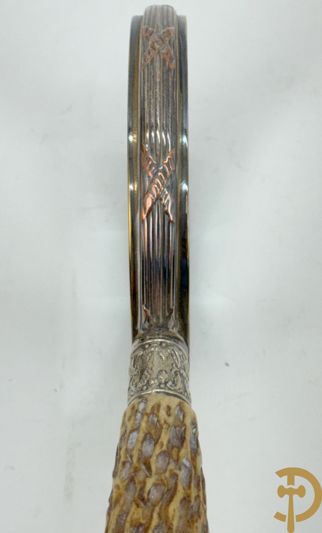 Verzilverde kader met Louis XVI motieven en geslepen spiegel + vergrootglas imet benen handvat en verzilverde montuur