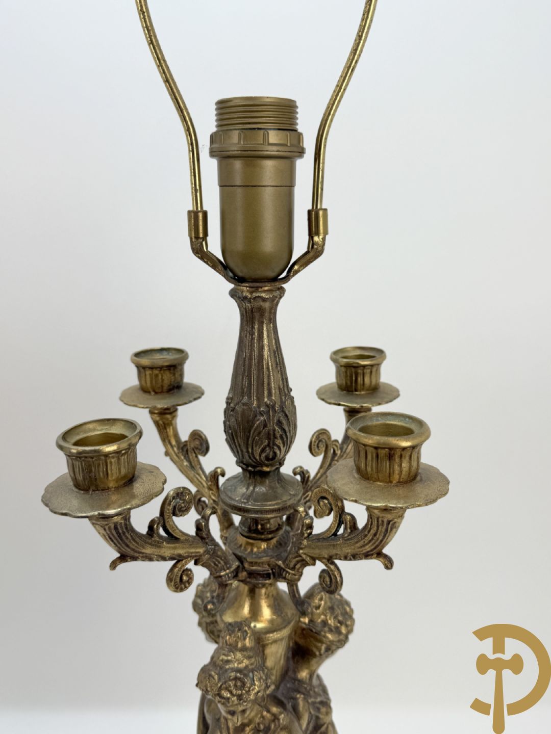 Paar vintage lampadaires met 3 karyathiden, bovenaan met 4 kaarsen en een lichtpunt, Deknudt