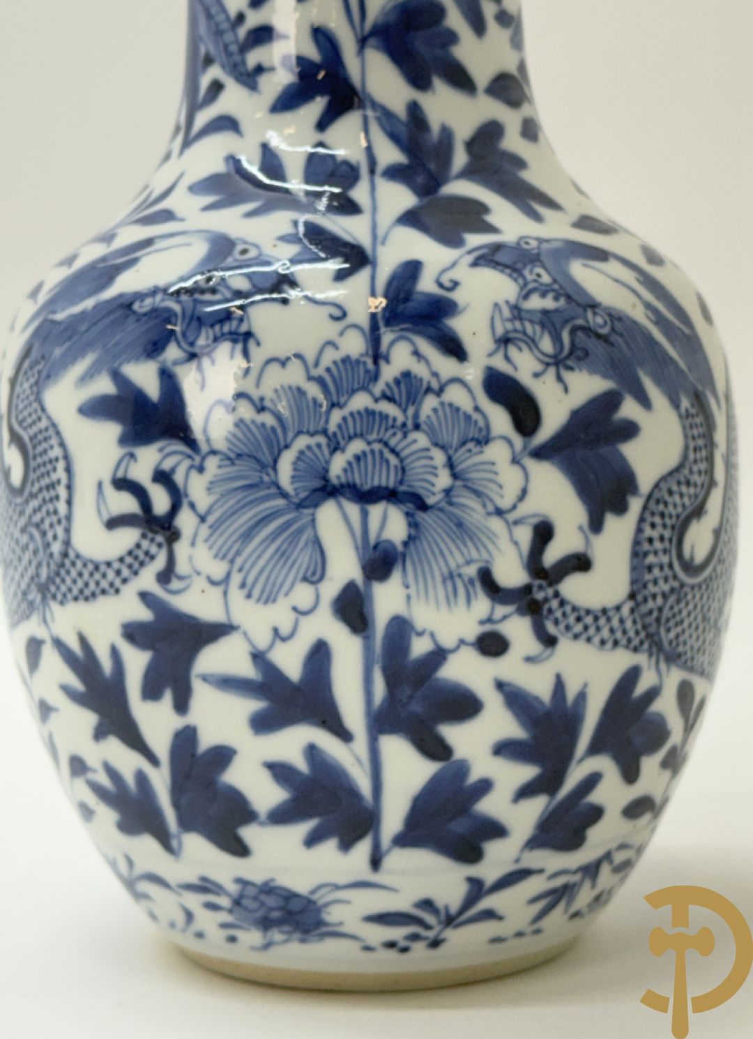 Chinees porseleinen kalebasvormig vaasje blauw/wit met bloemen en drakendecor, onderaan gemerkt