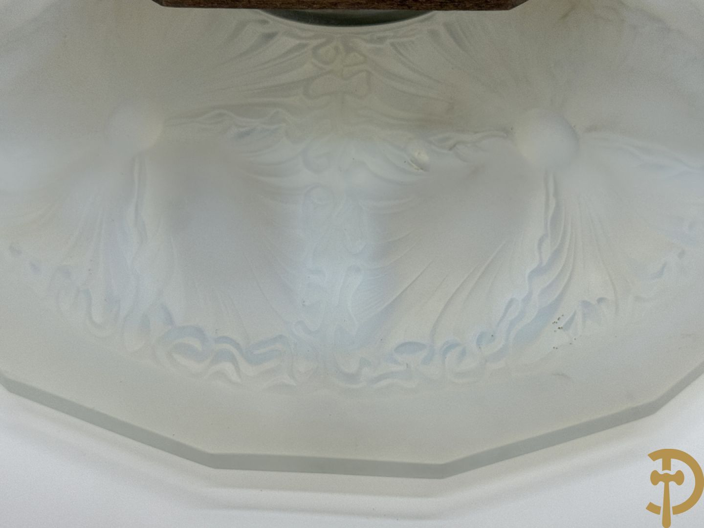 Art Deco schaal van pate de verre met bloemenmotief gevat in chromé houder + Art Deco coupe in pate de verre met bloemenmotieven gevat in chromé houder