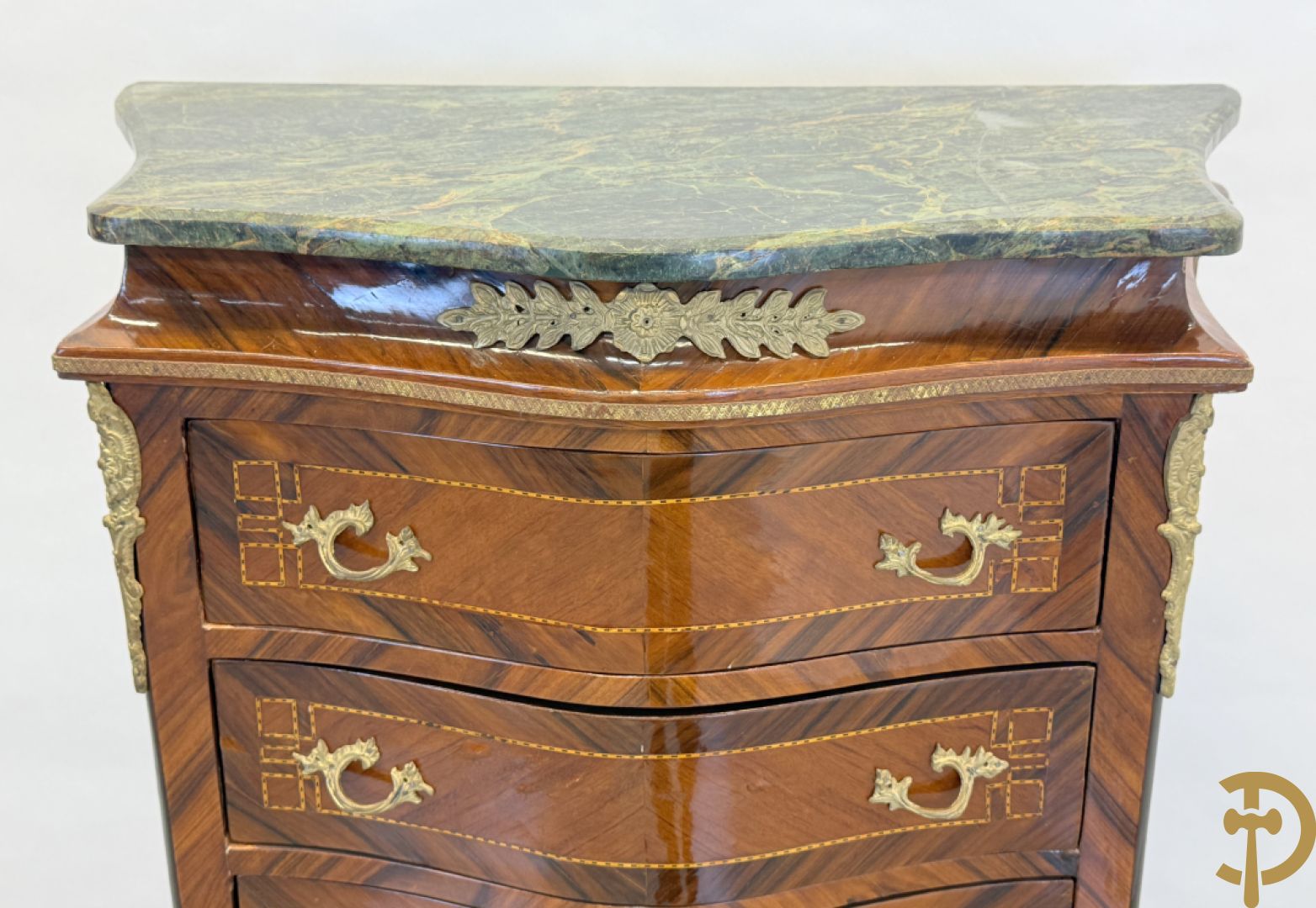 Notelaren gemarketteerde zevenladen kast met bronsbeslag, replica, jaren 