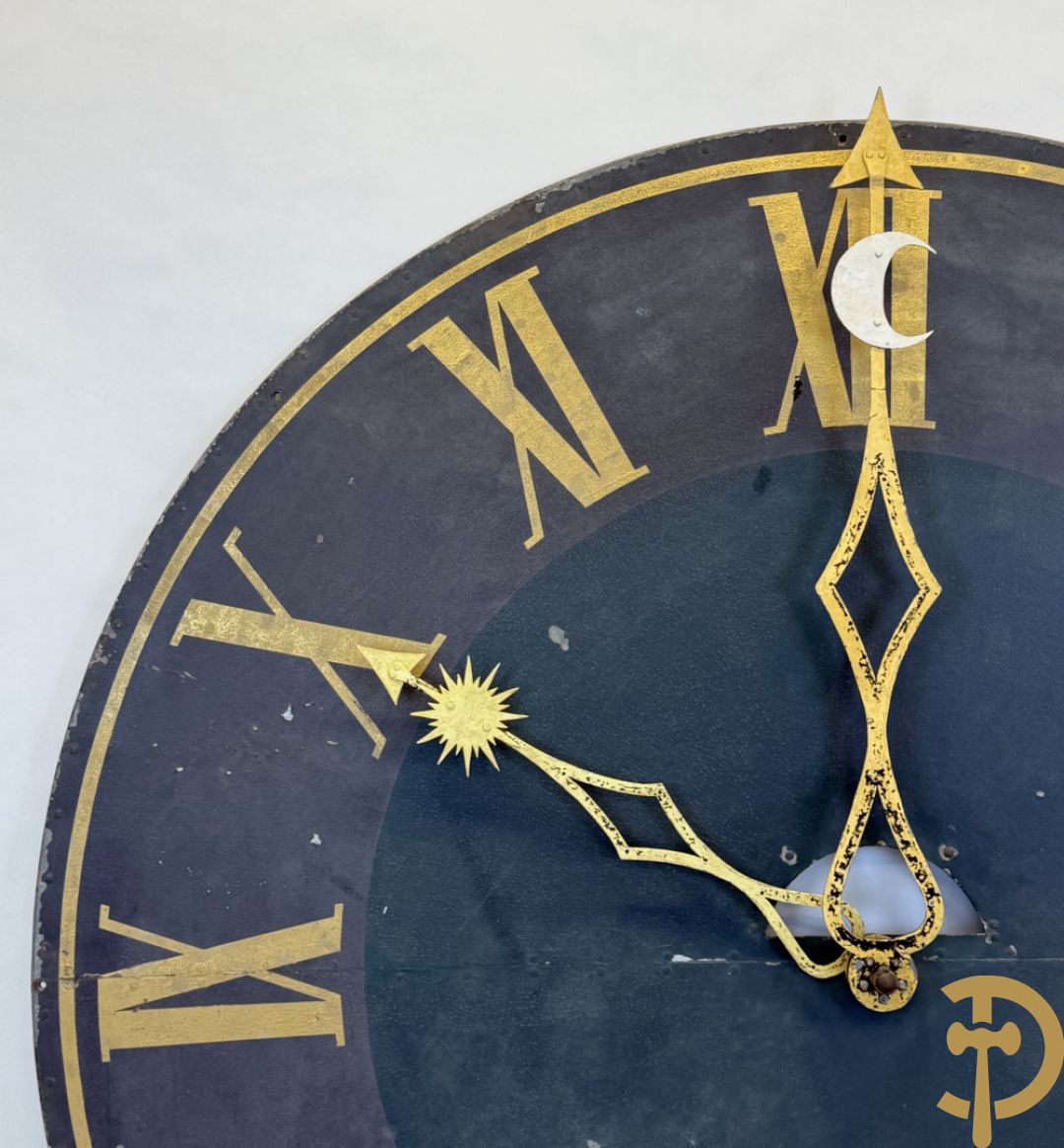 Grote metalen beschilderde decoratieve wijzerplaat met Romeinse cijfers en wijzers gedecoreerd met zon en maan