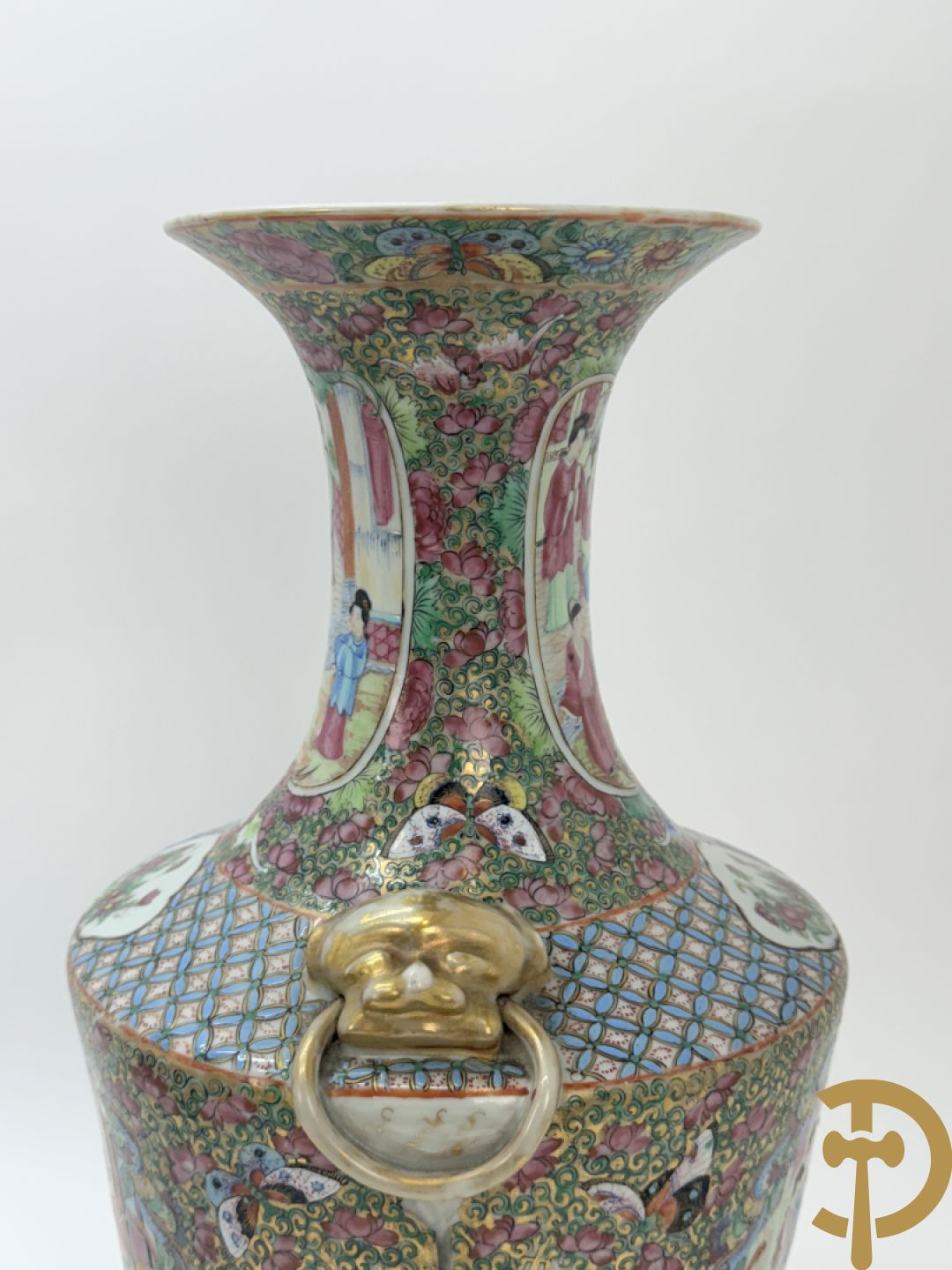 Paar Chinese porseleinen famille rose Kanton vazen met geanimeerd decor en zijdelings met fo honden