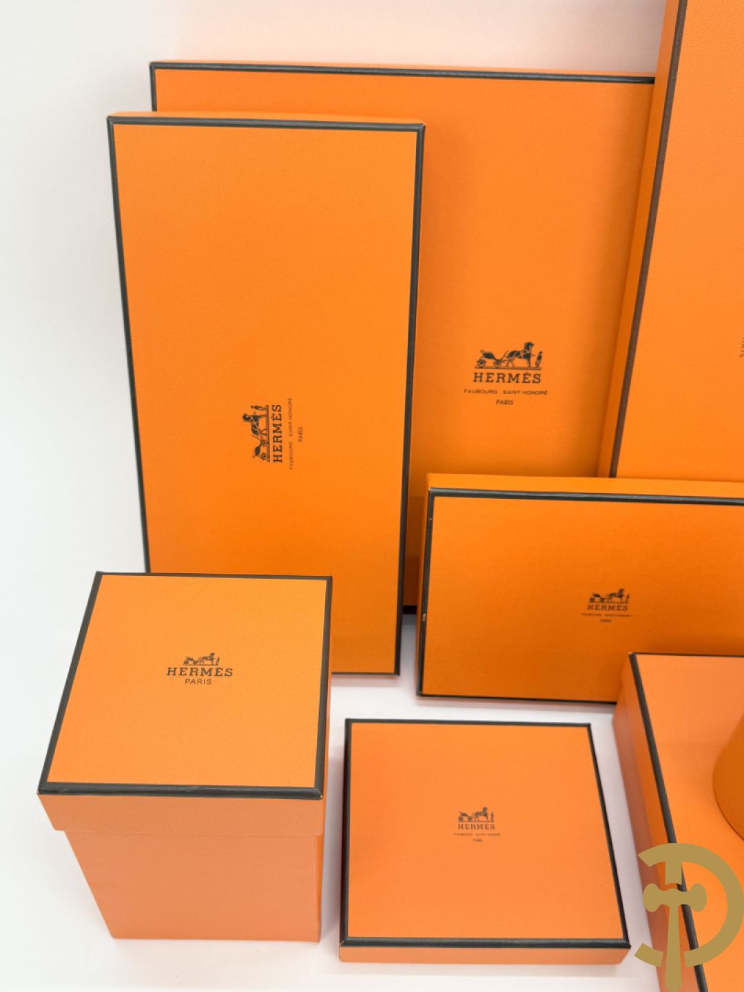 Elf lege doosjes van Hermes + Louis Vuitton sleutelhouder + kleine tas Louis Vuitton + herendassen w.o. Moschino, Zegna, Boss, Versace Gianni