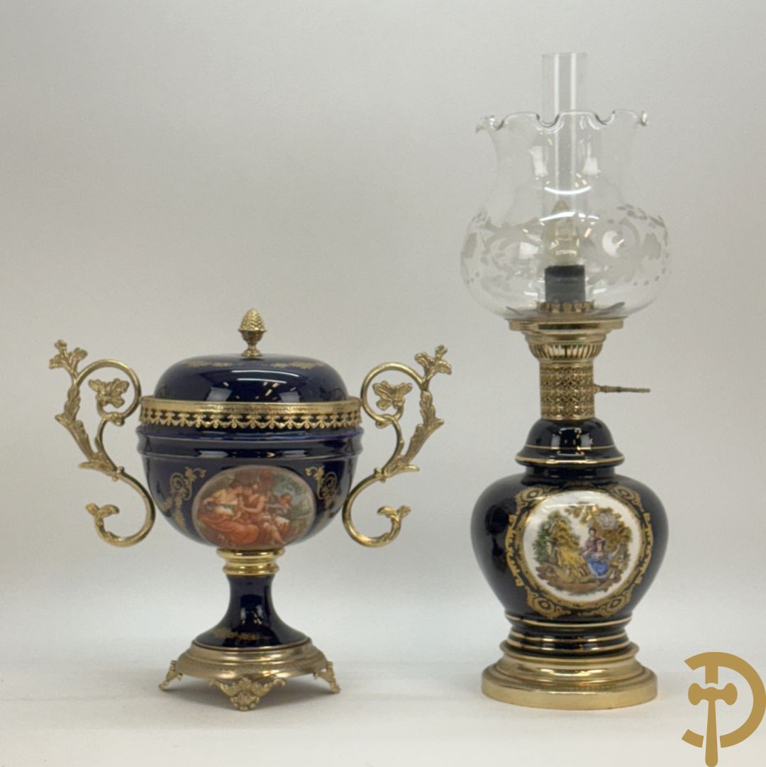 Sèvres stijl dekselpotiche met koperen ornamenten en romantisch decor + lampadaire in Sèvres stijl met romantisch decor