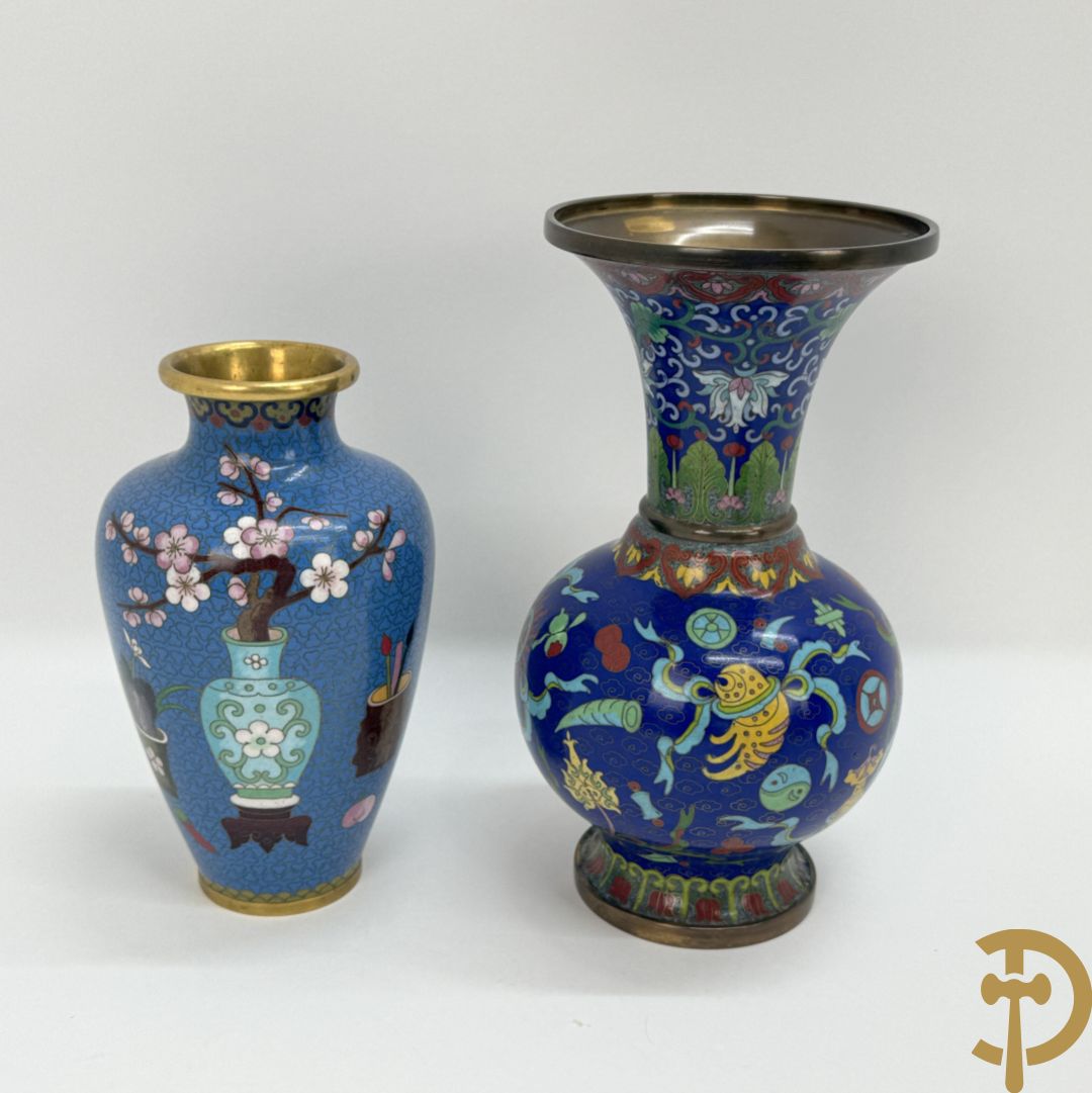 Acht stuks cloisoné w.o. paar dekselpotiches met bloemendecor, 4 vaasjes, coupe en vogel