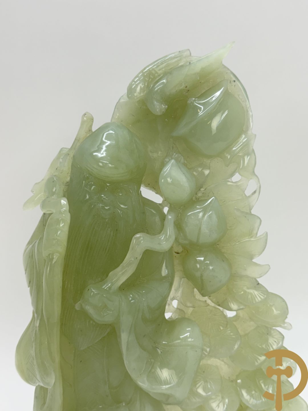 Jadeiet sculptuur van boedhistisch figuur + jadeiet wijsgeer met perziken + geisha in jadeiet