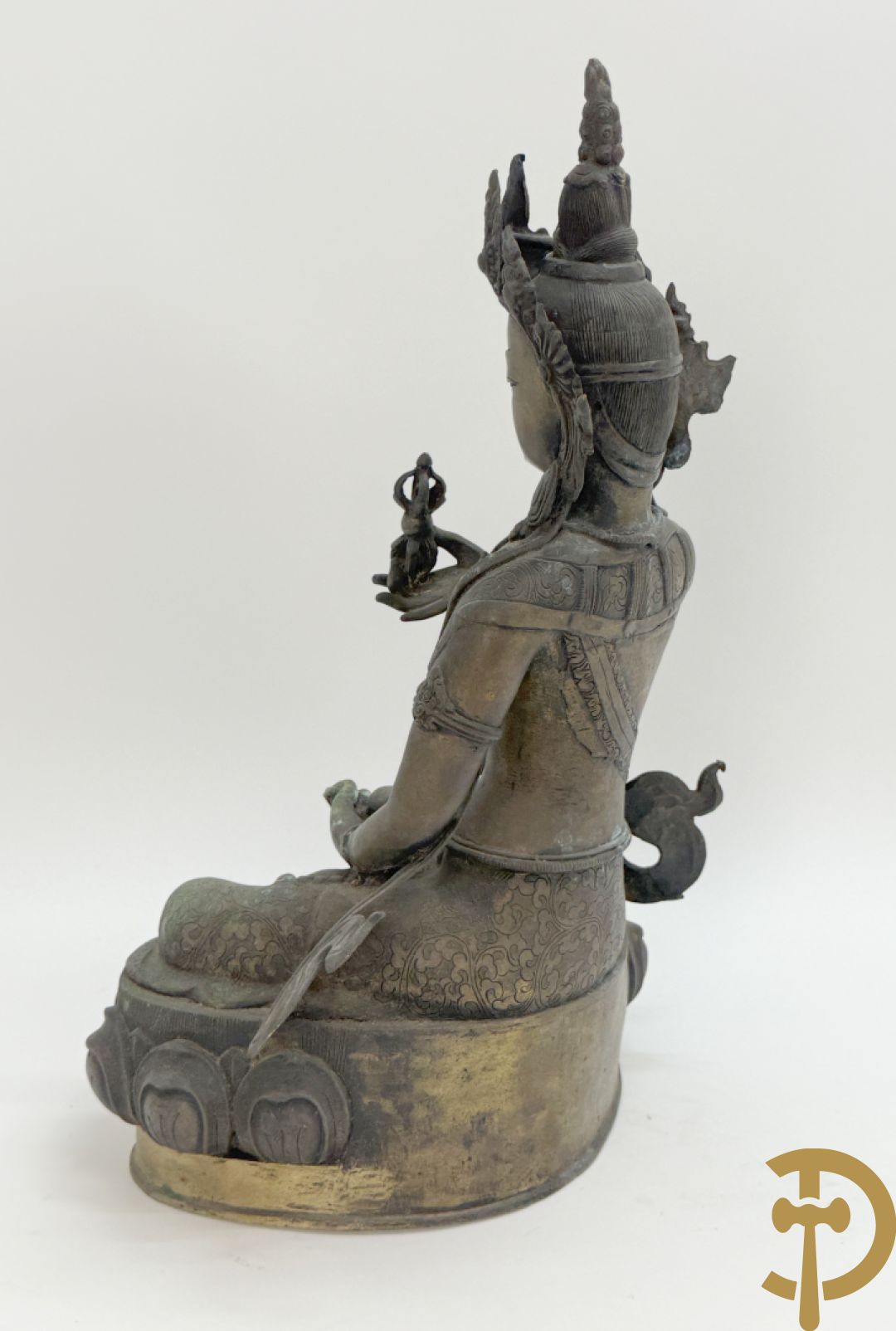 Bronzen neergezeten Boedha