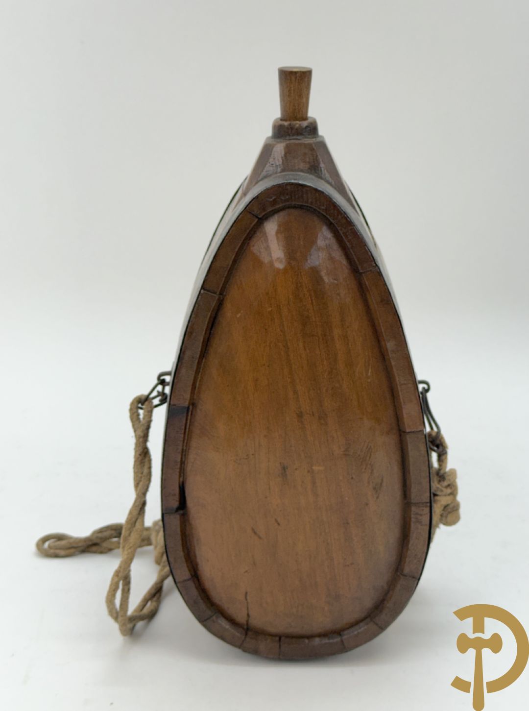 Lot folklore w.o. antieke gemerkte (IBT BCR) houten muurdoos 1845, karner zonder stok, antieke houten veldfles (gourde) 19e + houten sculptuurtje