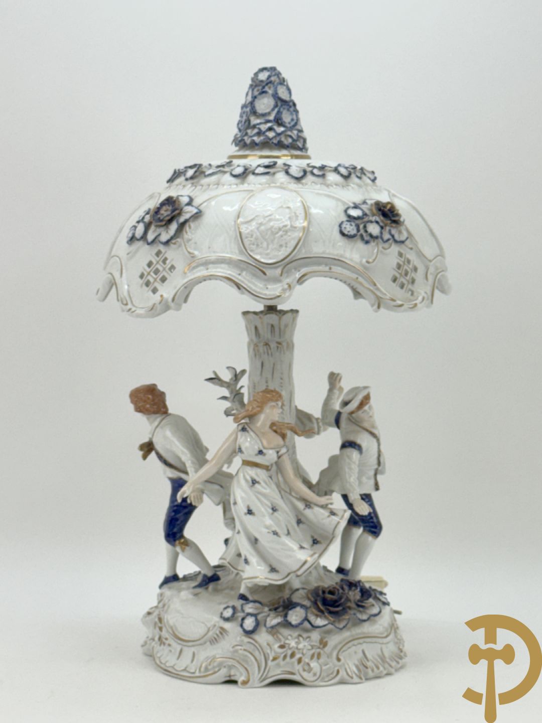 Porseleinen lampadaire met 4 dansende figuren, bovenaan met bloemenknop bezet